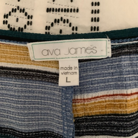 Ava James short sleeve shirt with zip front. Size Large - Picture 3 of 4